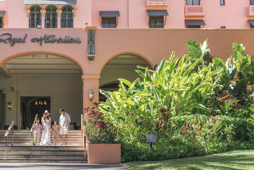 The Royal Hawaiian, a Luxury Collection Resort, Waikiki — Hotel building in Honolulu, Hawaii