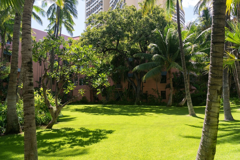 The Royal Hawaiian, a Luxury Collection Resort, Waikiki — Hotel building in Honolulu, Hawaii