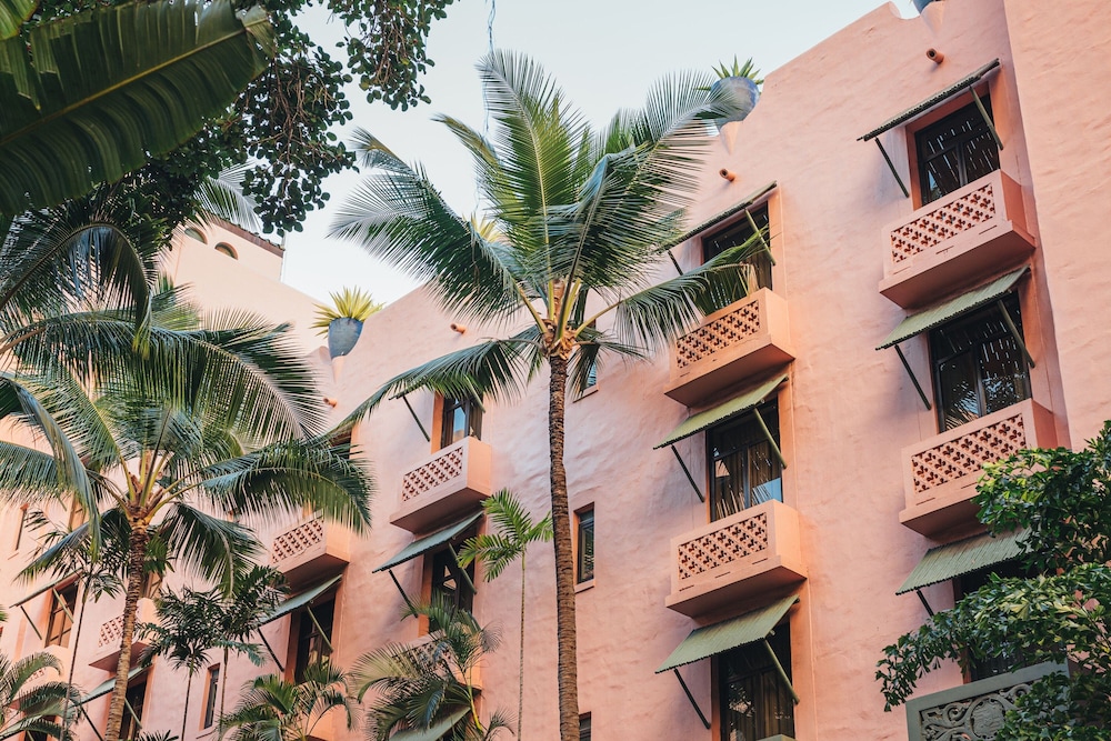 The Royal Hawaiian, a Luxury Collection Resort, Waikiki — Hotel building in Honolulu, Hawaii