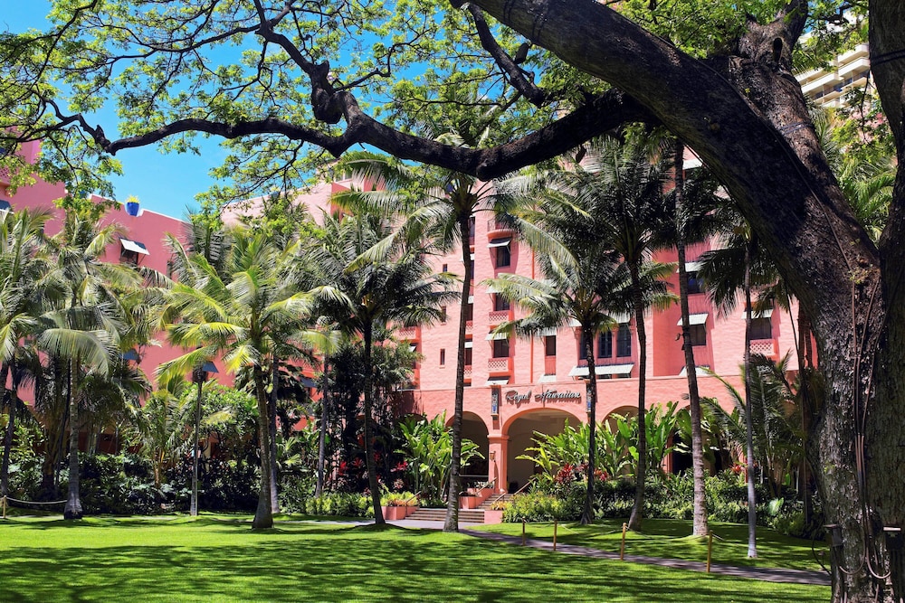 The Royal Hawaiian, a Luxury Collection Resort, Waikiki — Hotel building in Honolulu, Hawaii