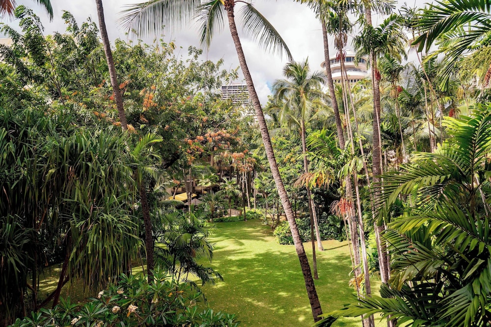 The Royal Hawaiian, a Luxury Collection Resort, Waikiki — Hotel building in Honolulu, Hawaii