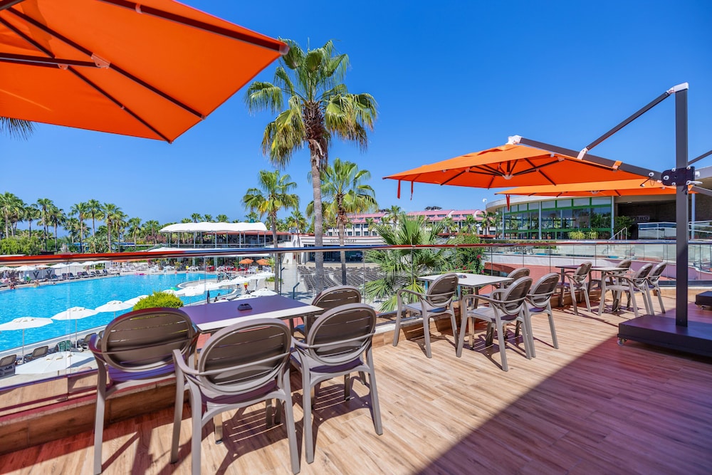 VONRESORT Golden Coast - All Inclusive — Outdoor in Side