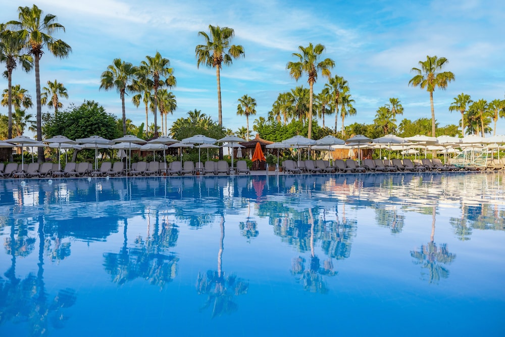 VONRESORT Golden Coast - All Inclusive — Pool in Side