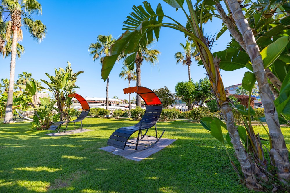 VONRESORT Golden Coast - All Inclusive — Outdoor in Side