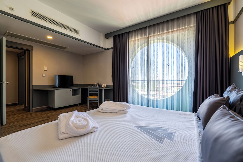 VONRESORT Golden Coast - All Inclusive — View in Side