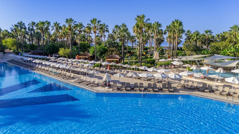VONRESORT Golden Coast - All Inclusive — Pool in Side