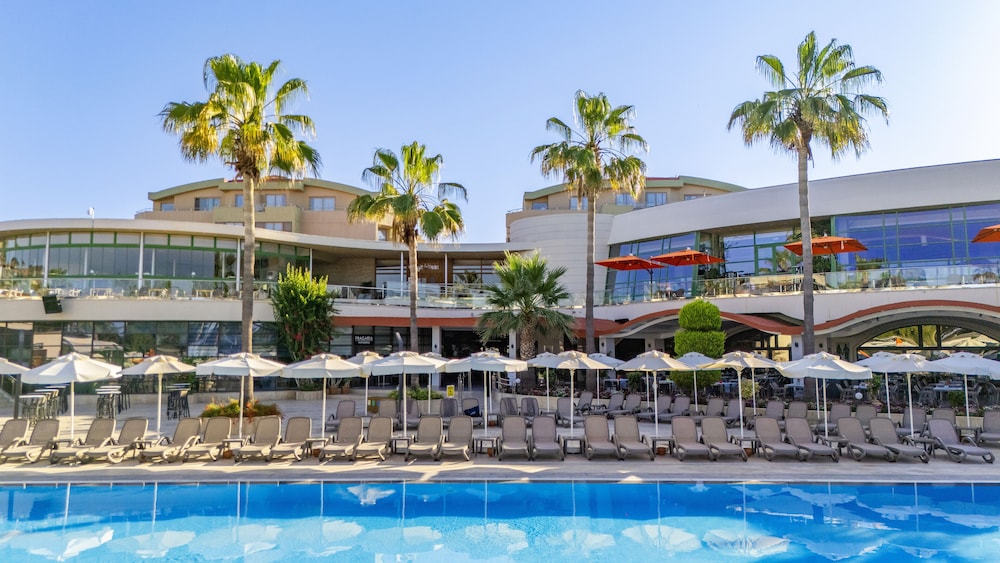 VONRESORT Golden Coast - All Inclusive — Pool in Side