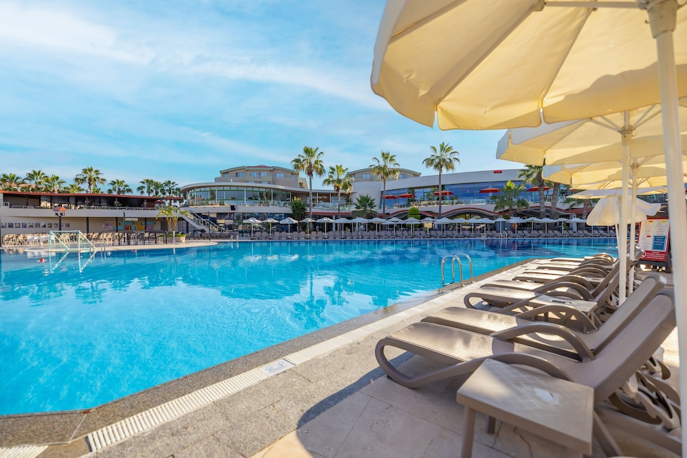 VONRESORT Golden Coast - All Inclusive — Pool in Side