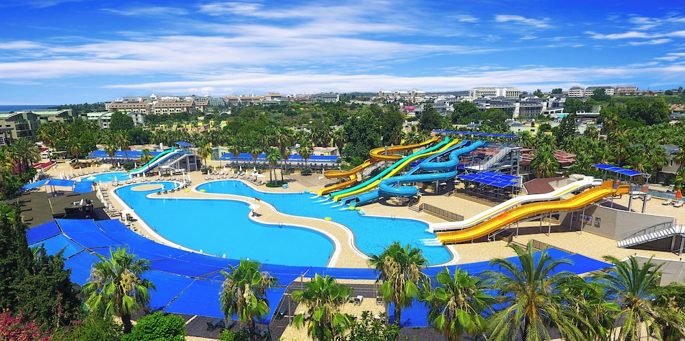 VONRESORT Golden Coast - All Inclusive — Pool in Side