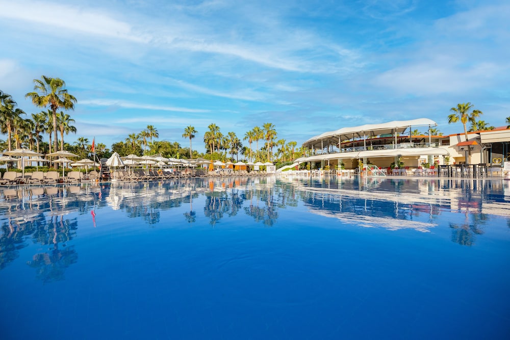 VONRESORT Golden Coast - All Inclusive — Pool in Side