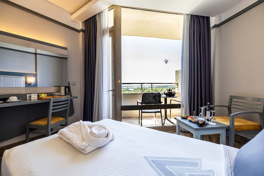 VONRESORT Golden Coast - All Inclusive — View in Side