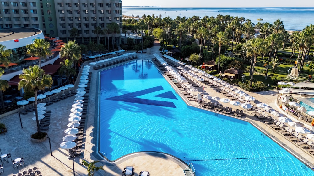VONRESORT Golden Coast - All Inclusive — Pool in Side
