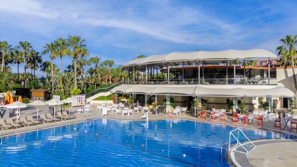 VONRESORT Golden Coast - All Inclusive — Pool in Side