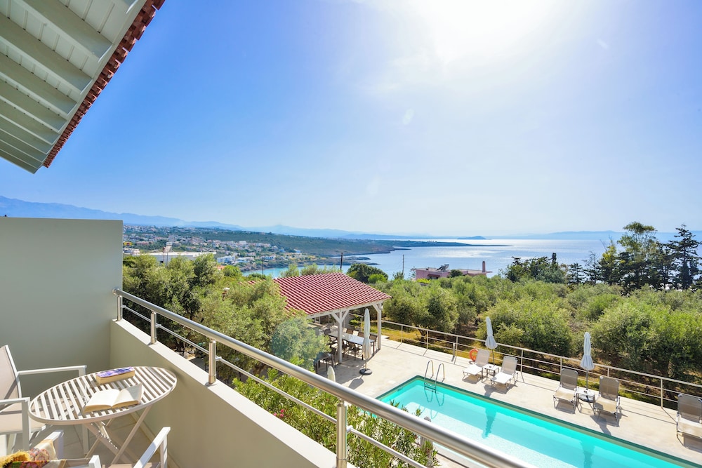 Casa Manolesos — Swimming pool in Chania