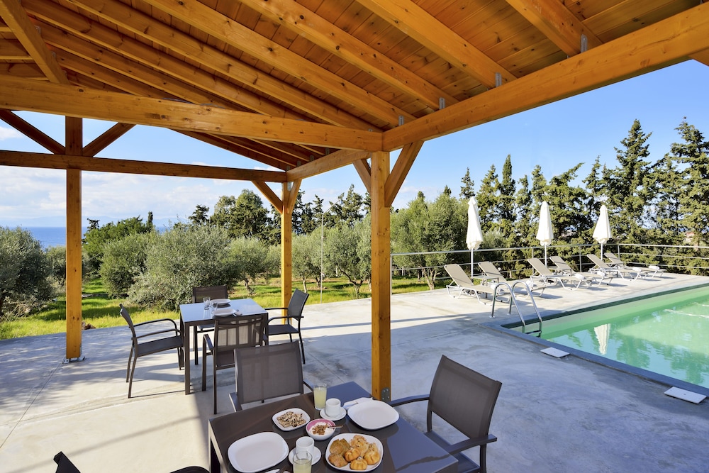 Casa Manolesos — Swimming pool in Chania