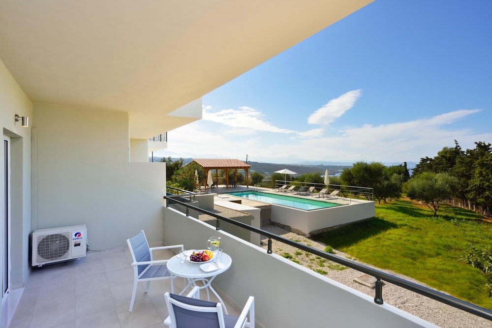 Casa Manolesos — Swimming pool in Chania