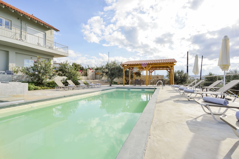 Casa Manolesos — Swimming pool in Chania