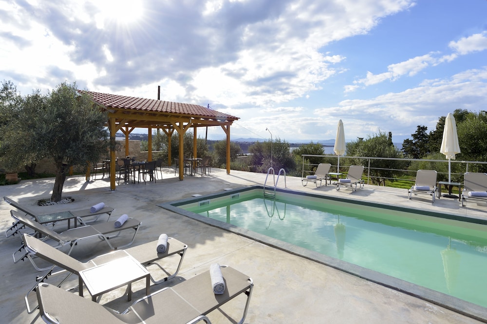 Casa Manolesos — Swimming pool in Chania