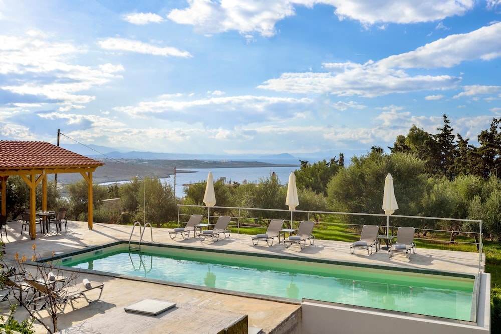 Casa Manolesos — Swimming pool in Chania
