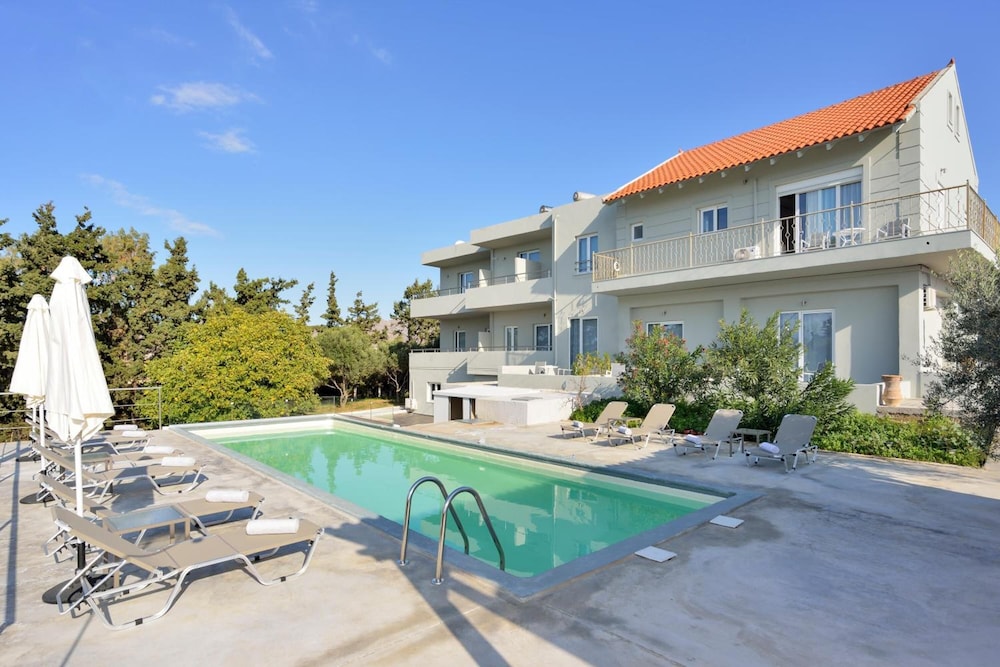 Casa Manolesos — Swimming pool in Chania