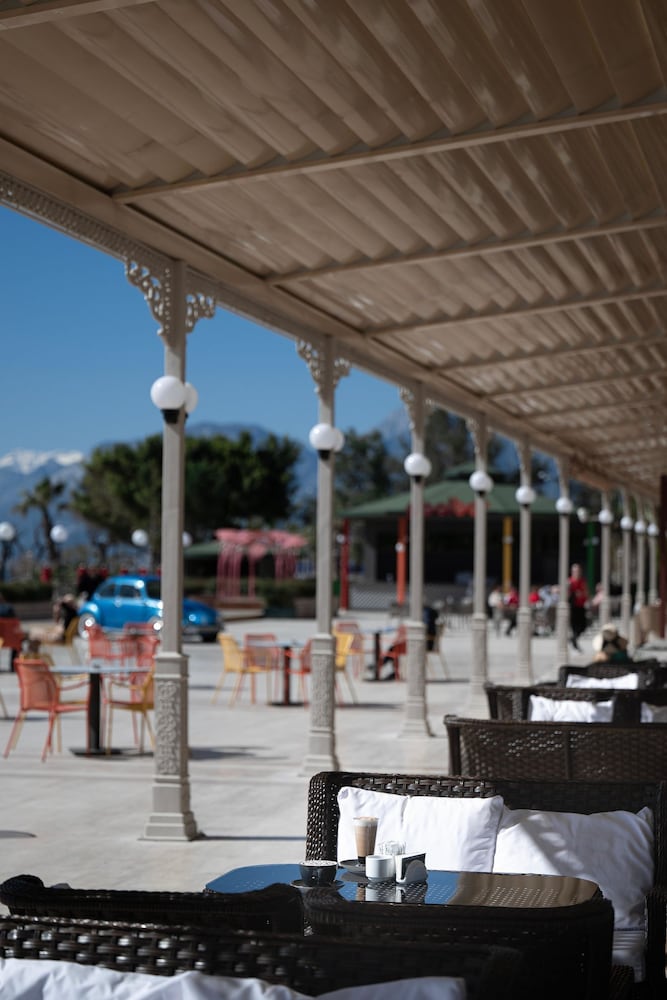 Megasaray Westbeach Antalya — Restaurant & bars in Antalya