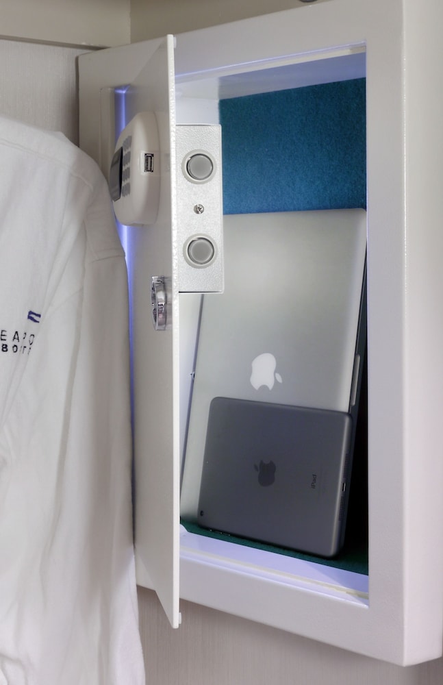 Seaport Hotel Boston — Hotel rooms in Boston, Massachusetts