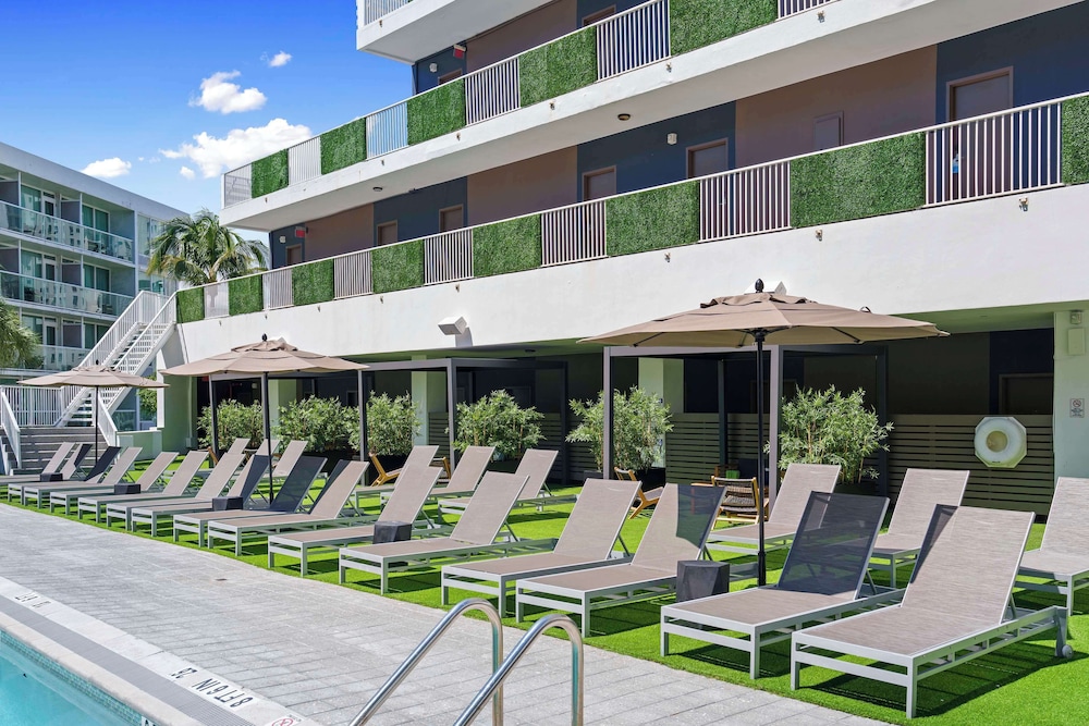 B Ocean Resort Fort Lauderdale Beach — Pool in Fort Lauderdale, Florida