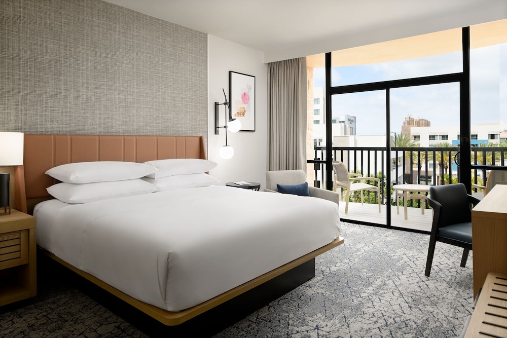 Sheraton Park Hotel at the Anaheim Resort — Hotel rooms in Anaheim, California
