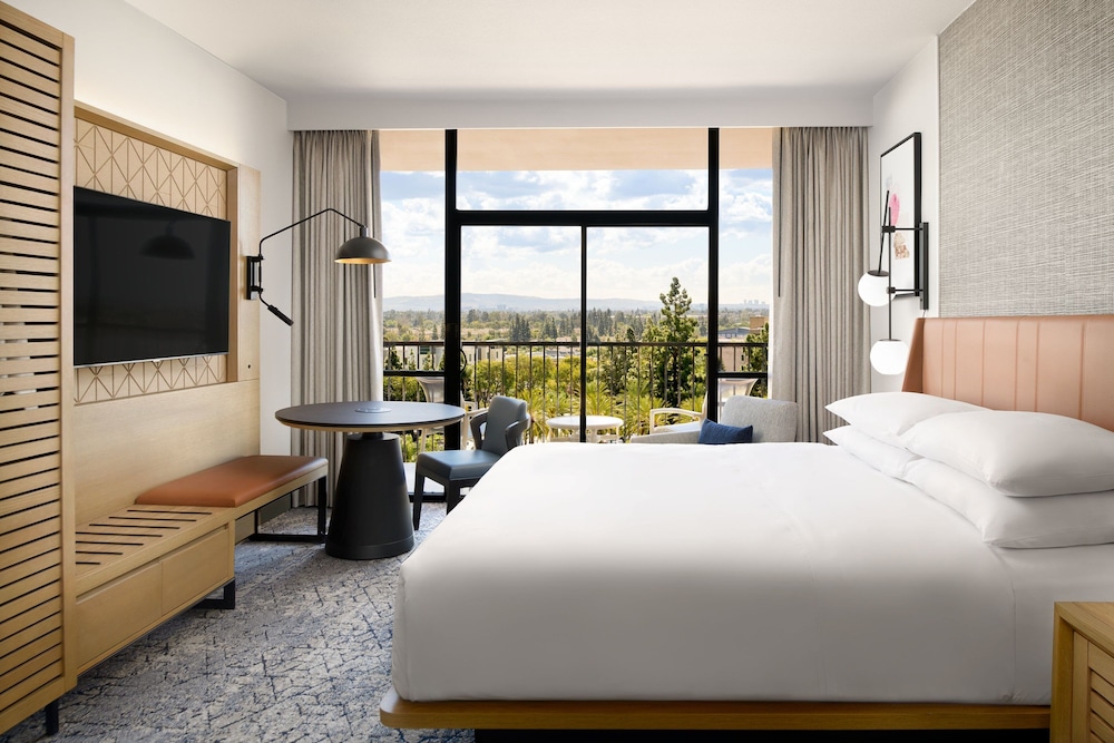 Sheraton Park Hotel at the Anaheim Resort — Hotel rooms in Anaheim, California
