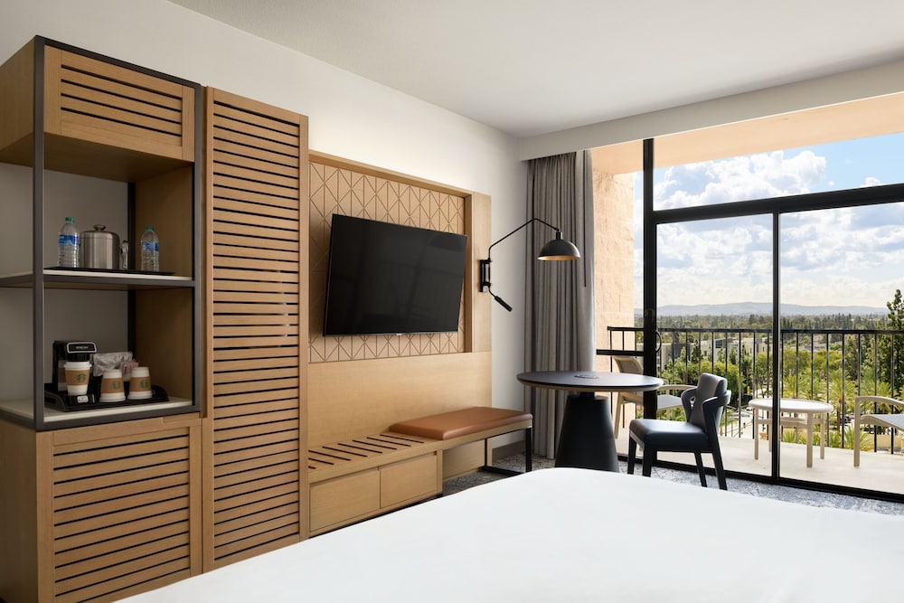Sheraton Park Hotel at the Anaheim Resort — Hotel rooms in Anaheim, California