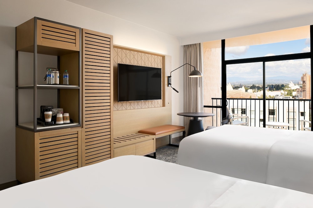 Sheraton Park Hotel at the Anaheim Resort — Hotel rooms in Anaheim, California