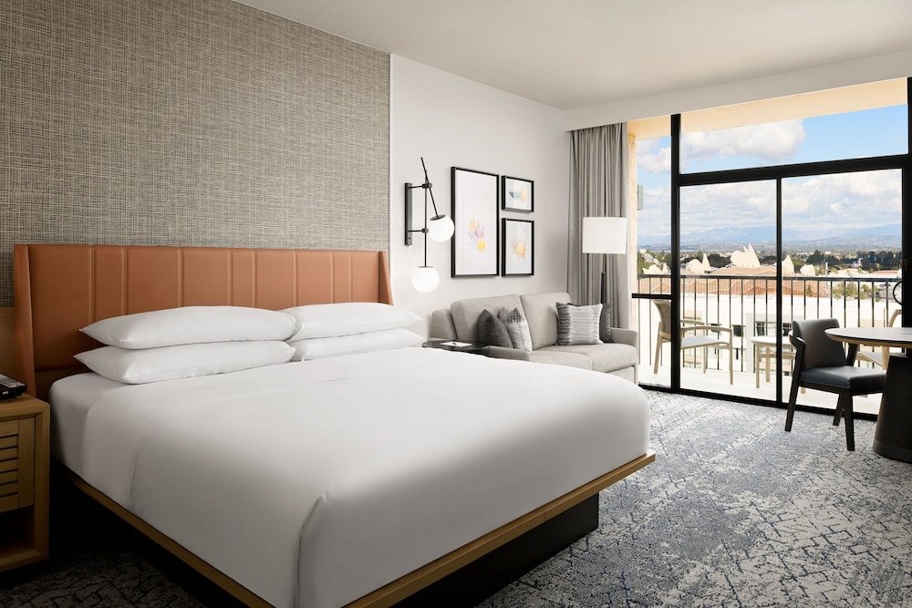 Sheraton Park Hotel at the Anaheim Resort — Hotel rooms in Anaheim, California
