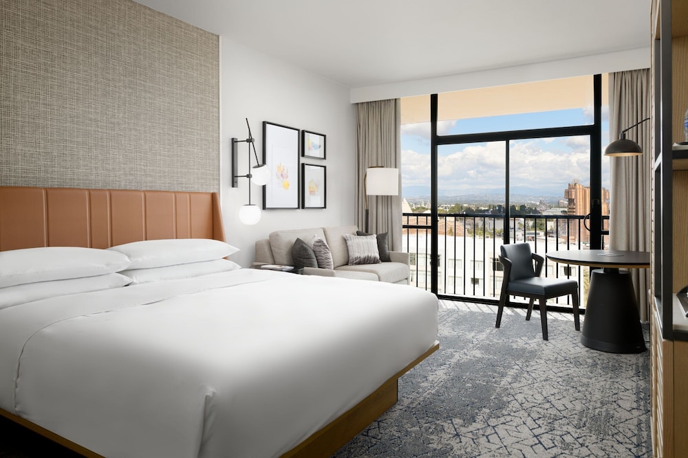 Sheraton Park Hotel at the Anaheim Resort — Hotel rooms in Anaheim, California