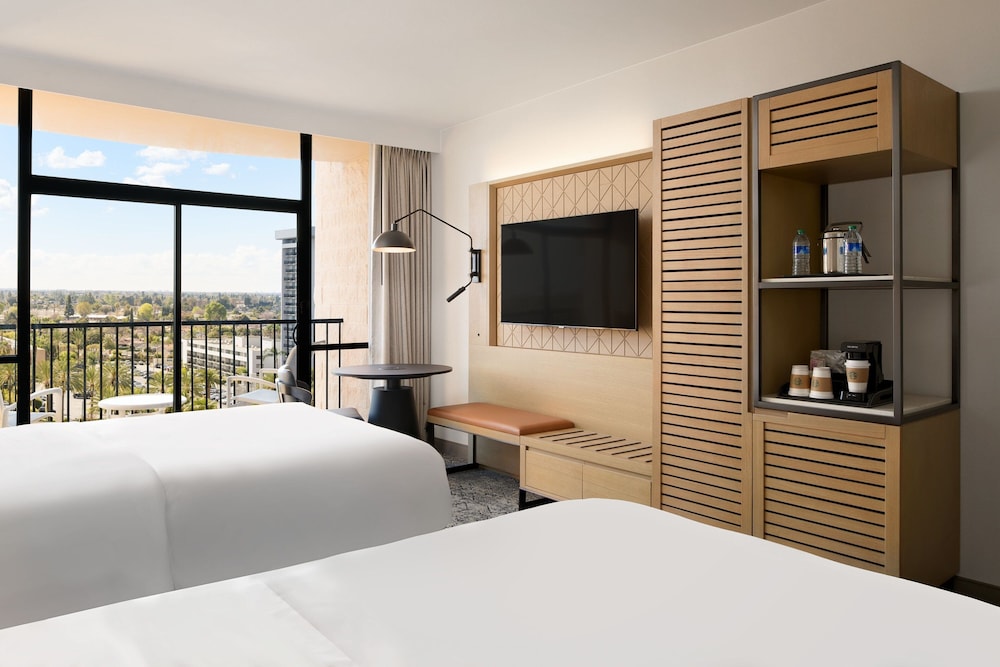 Sheraton Park Hotel at the Anaheim Resort — Hotel rooms in Anaheim, California