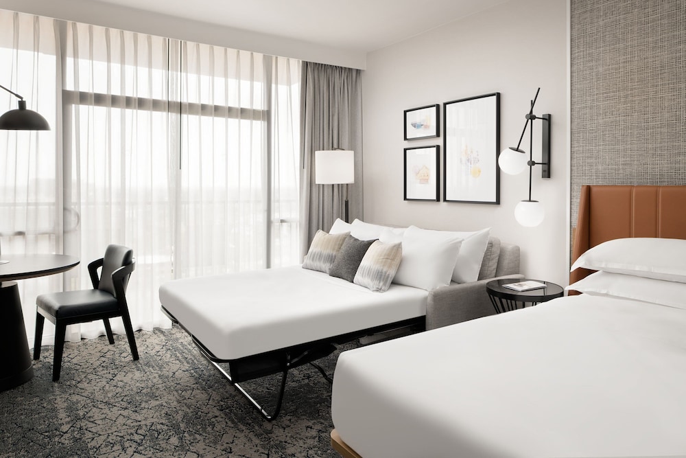 Sheraton Park Hotel at the Anaheim Resort — Hotel rooms in Anaheim, California