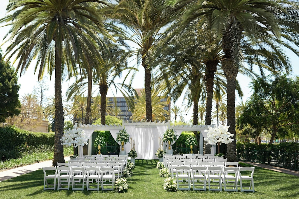 Sheraton Park Hotel at the Anaheim Resort — Hotel building in Anaheim, California