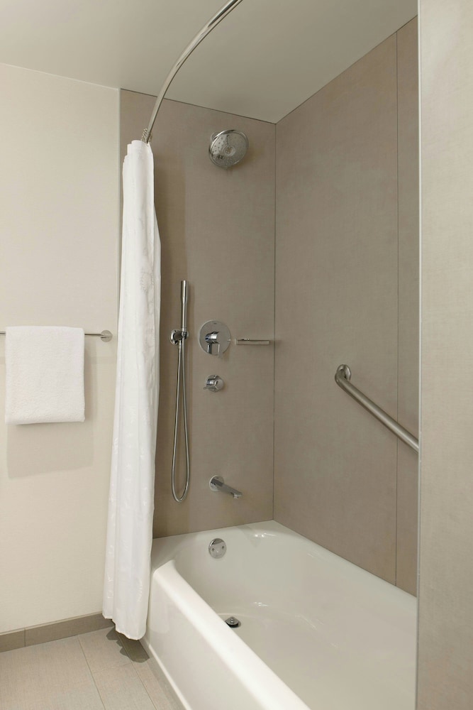 Sheraton Park Hotel at the Anaheim Resort — Hotel rooms in Anaheim, California