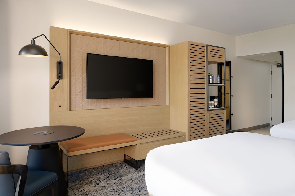 Sheraton Park Hotel at the Anaheim Resort — Hotel rooms in Anaheim, California