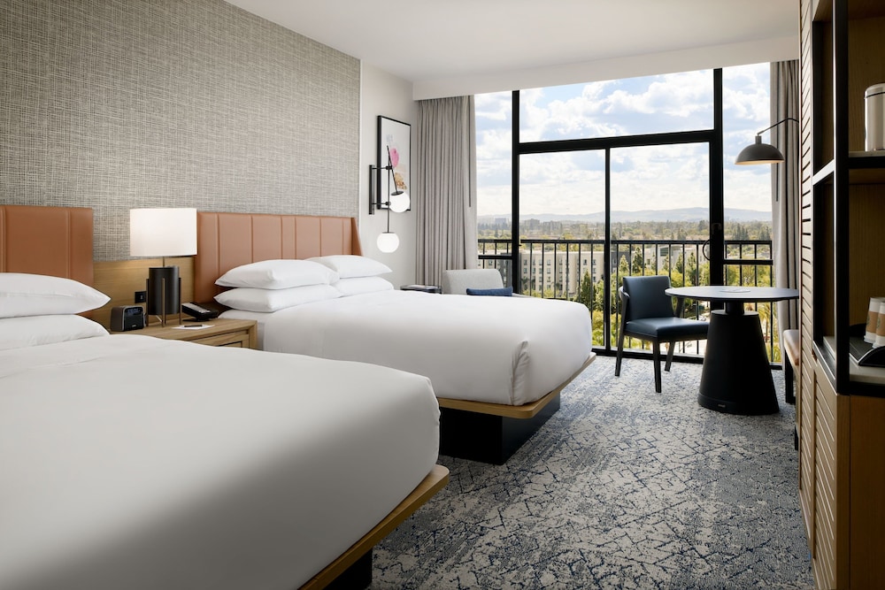 Sheraton Park Hotel at the Anaheim Resort — Hotel rooms in Anaheim, California