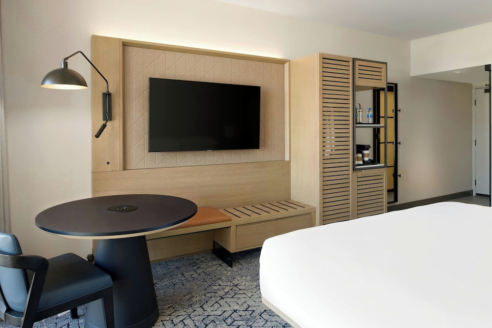 Sheraton Park Hotel at the Anaheim Resort — Hotel rooms in Anaheim, California