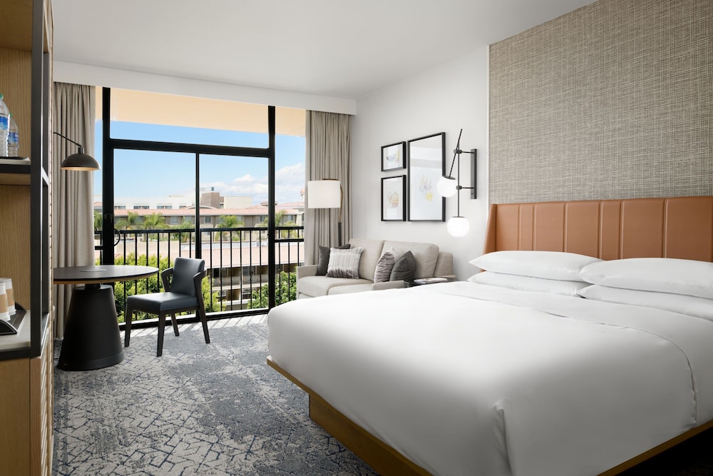 Sheraton Park Hotel at the Anaheim Resort — Hotel rooms in Anaheim, California