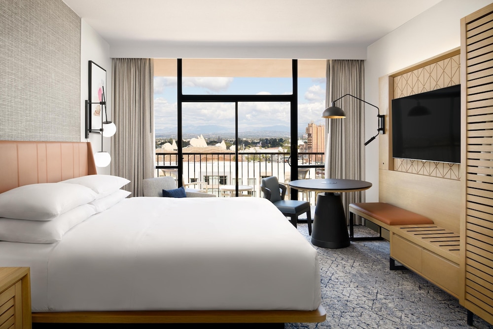 Sheraton Park Hotel at the Anaheim Resort — Hotel rooms in Anaheim, California