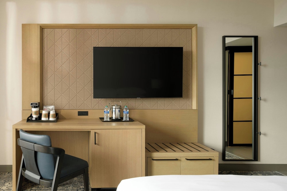Sheraton Park Hotel at the Anaheim Resort — Hotel rooms in Anaheim, California