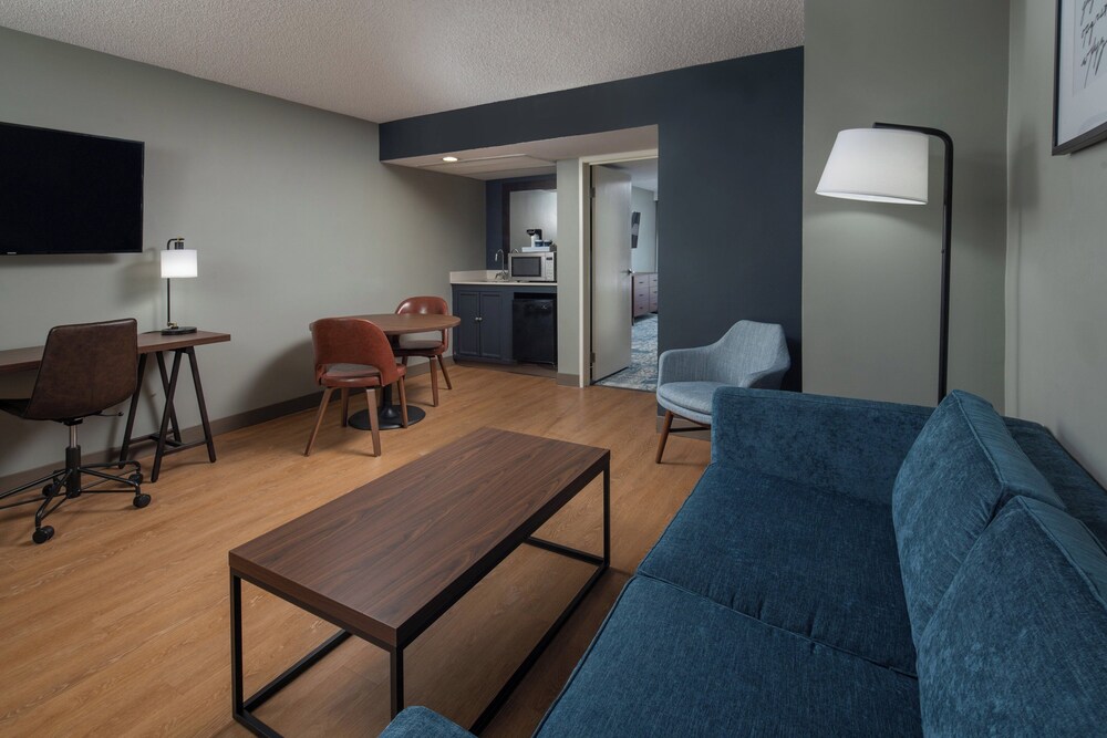Four Points by Sheraton Suites Tampa Airport Westshore — Hotel rooms in Tampa, Florida