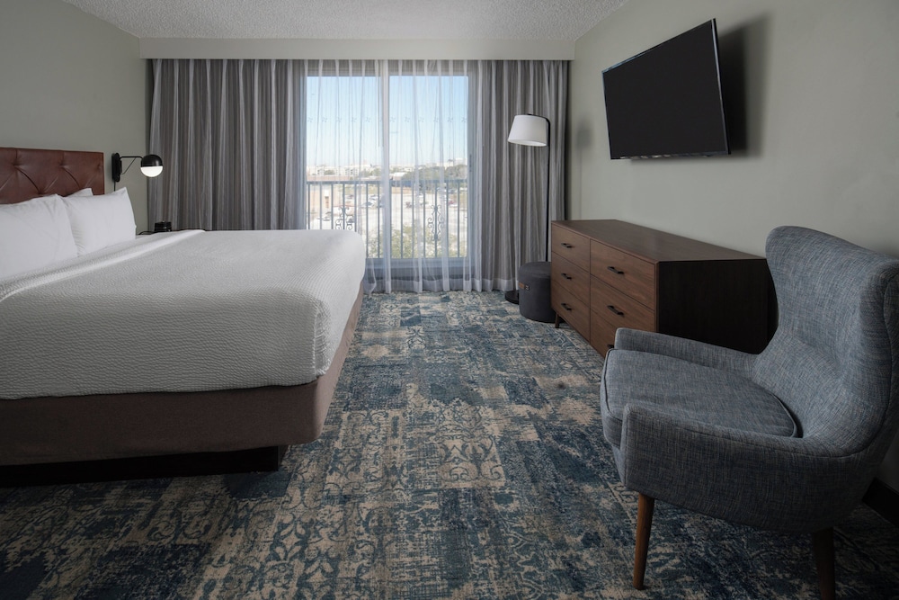 Four Points by Sheraton Suites Tampa Airport Westshore — Hotel rooms in Tampa, Florida
