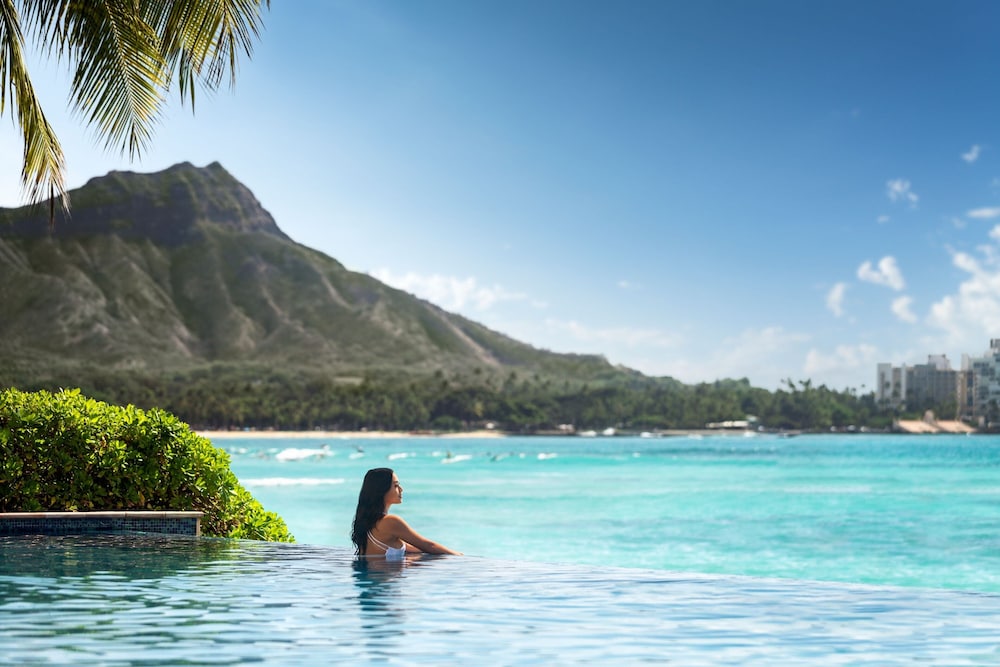 Sheraton Waikiki Beach Resort — Swimming pool in Honolulu, Hawaii