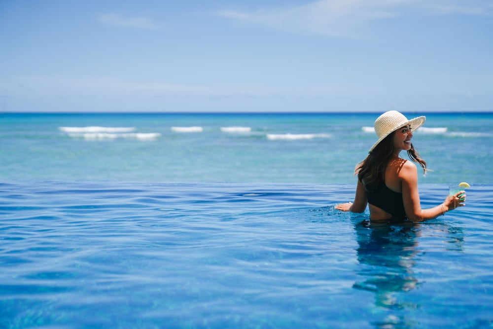 Sheraton Waikiki Beach Resort — Swimming pool in Honolulu, Hawaii