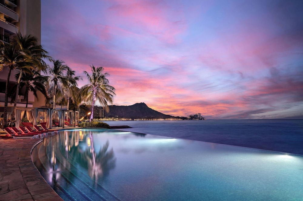 Sheraton Waikiki Beach Resort — Swimming pool in Honolulu, Hawaii