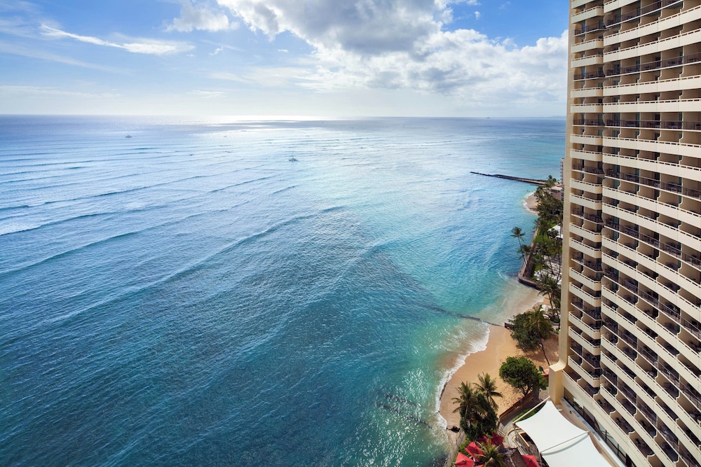 Sheraton Waikiki Beach Resort — Beach in Honolulu, Hawaii