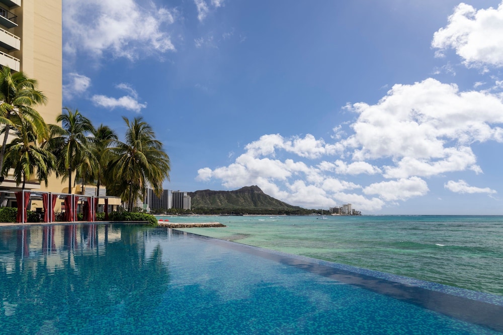 Sheraton Waikiki Beach Resort — Swimming pool in Honolulu, Hawaii